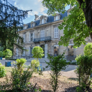 Cour arborée du château de Bois-Préau