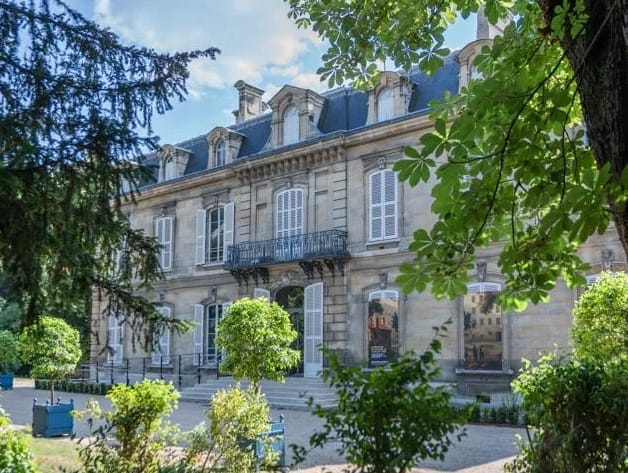Chateau Bois Préau entrée - copie cour arborée Château de Bois-Préau